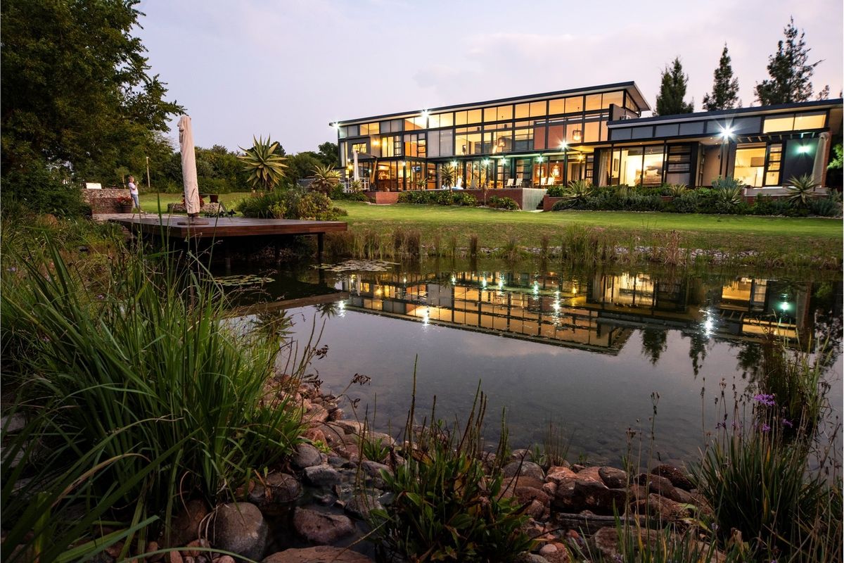 Exceptional Luxury Living on a Private Estate in Chartwell - Photo 2