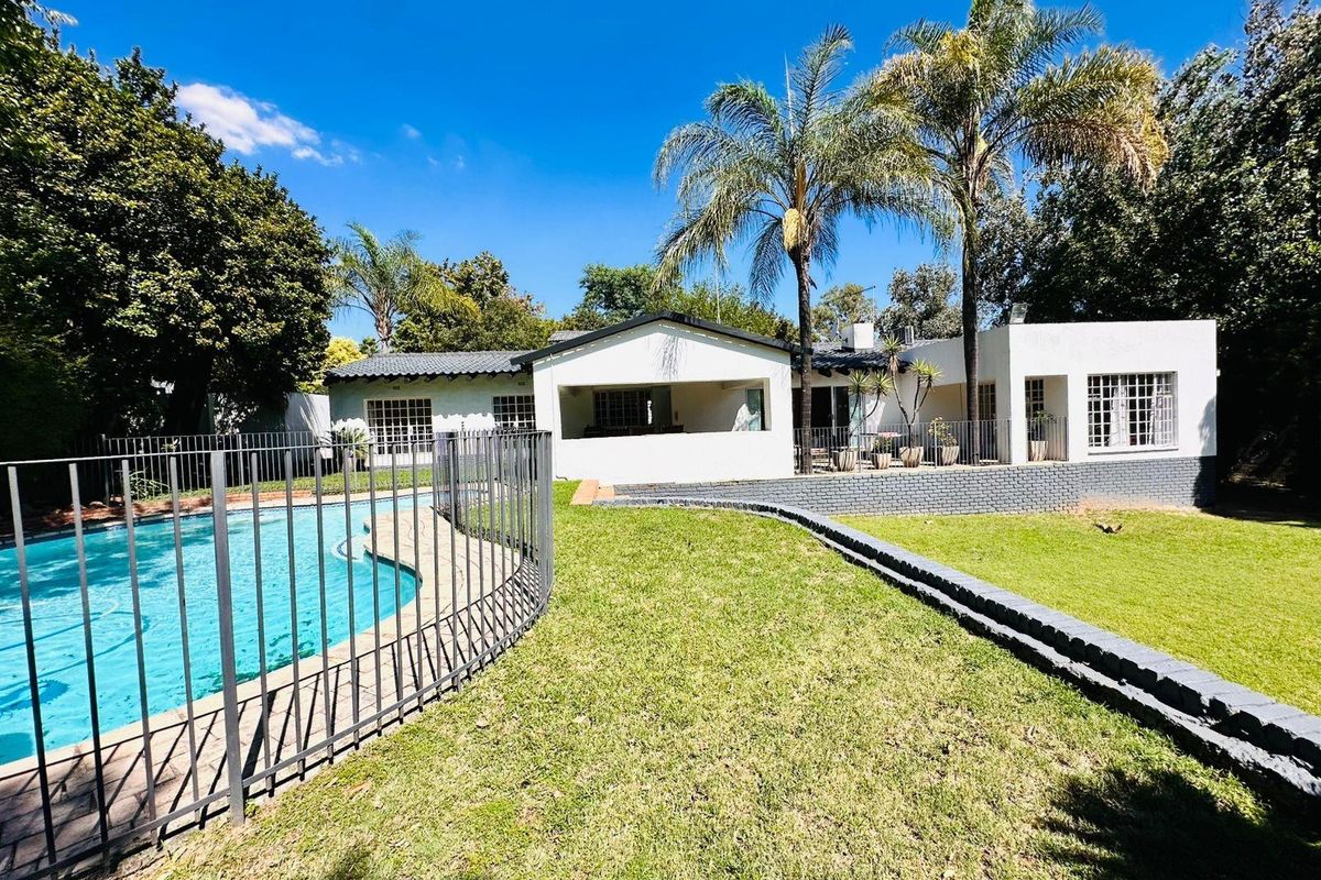 Charming Bryanston Home with Separate Flatlet - Photo 2