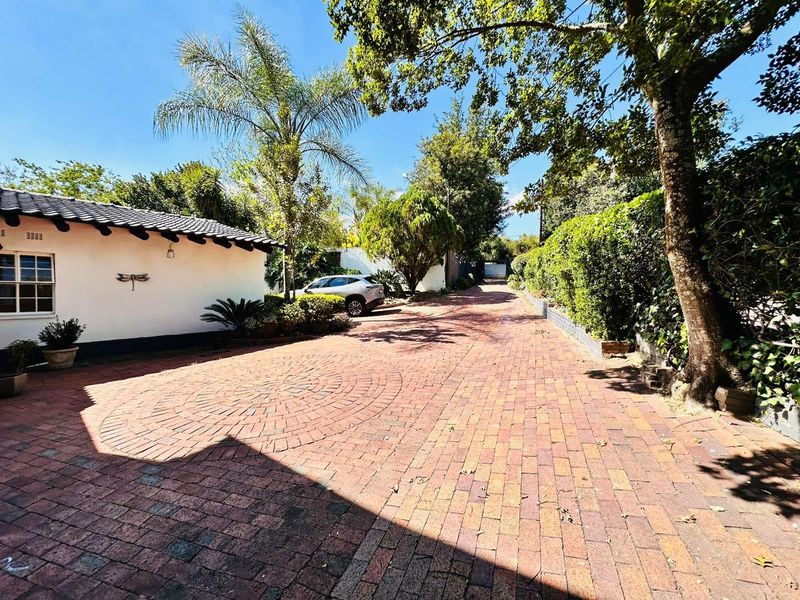 Charming Bryanston Home with Separate Flatlet - Photo 8