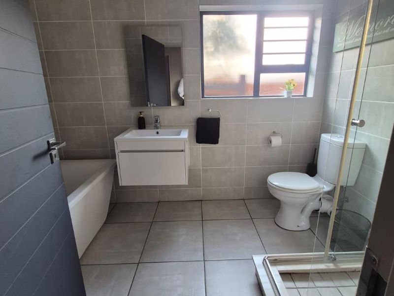 spacious unit is available to rent in The Blyde Estate - Photo 4