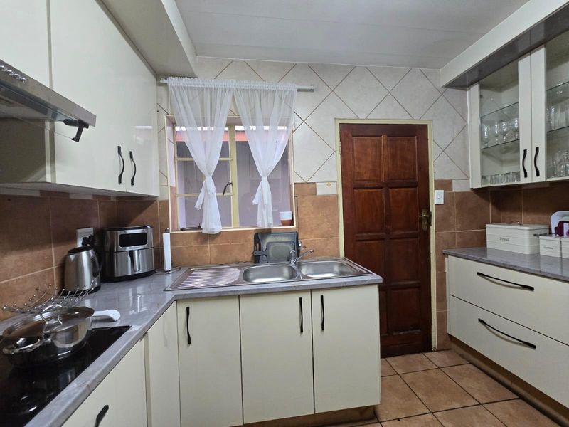 Looking for modern, low-maintenance living in the perfect location? This is it! - Photo 10