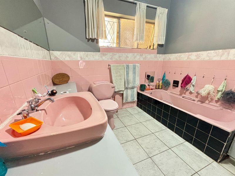 House with flatlet for sale - Sasolburg - Photo 7