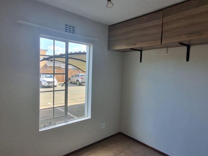 Pet-Friendly Ground Floor Unit with Private Garden in Secure Villa Victoria - Photo 9