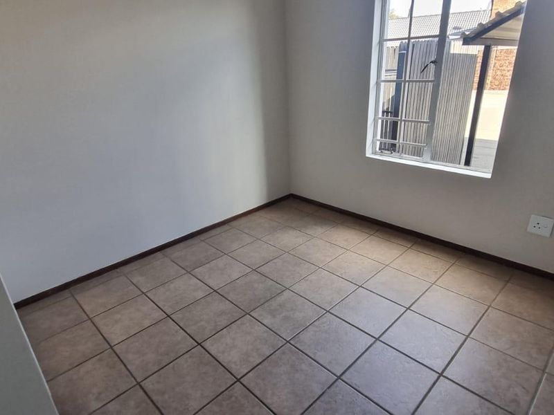 Pet-Friendly Ground Floor Unit with Private Garden in Secure Villa Victoria - Photo 8