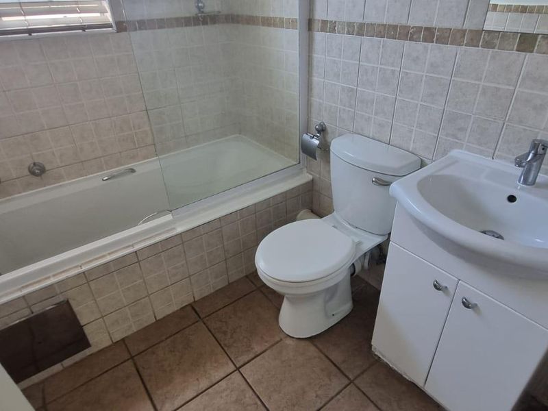 Pet-Friendly Ground Floor Unit with Private Garden in Secure Villa Victoria - Photo 7