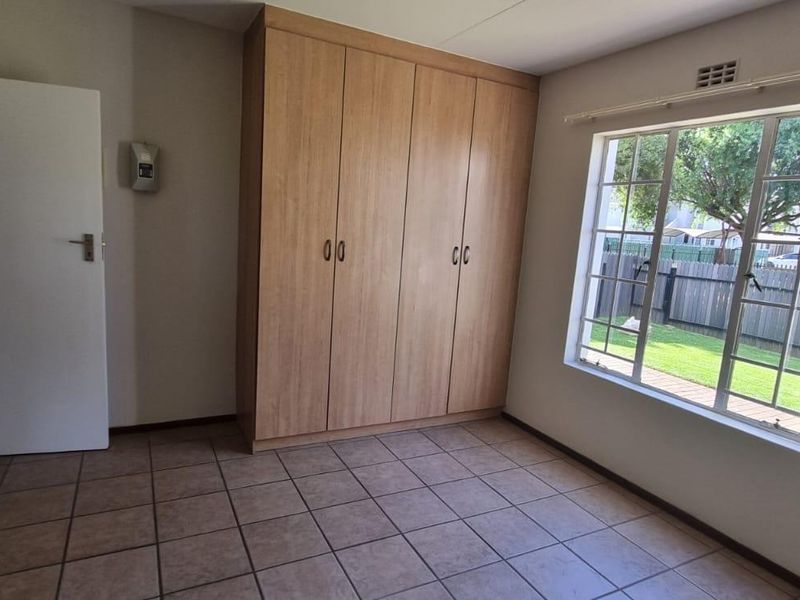 Pet-Friendly Ground Floor Unit with Private Garden in Secure Villa Victoria - Photo 6