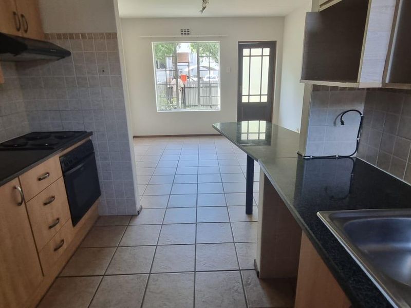 Pet-Friendly Ground Floor Unit with Private Garden in Secure Villa Victoria - Photo 2