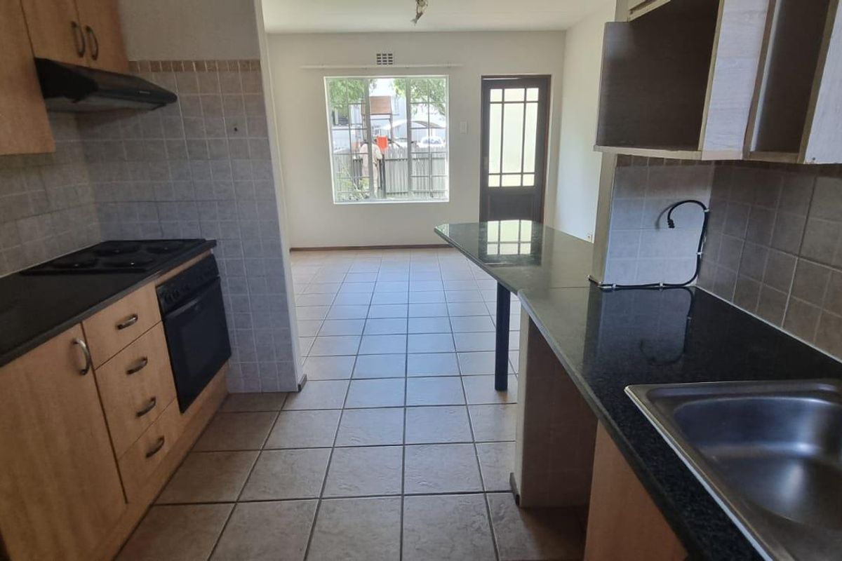 Pet-Friendly Ground Floor Unit with Private Garden in Secure Villa Victoria - Photo 2