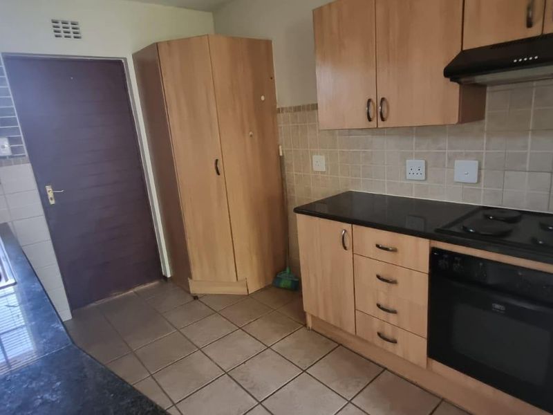 Pet-Friendly Ground Floor Unit with Private Garden in Secure Villa Victoria - Photo 3