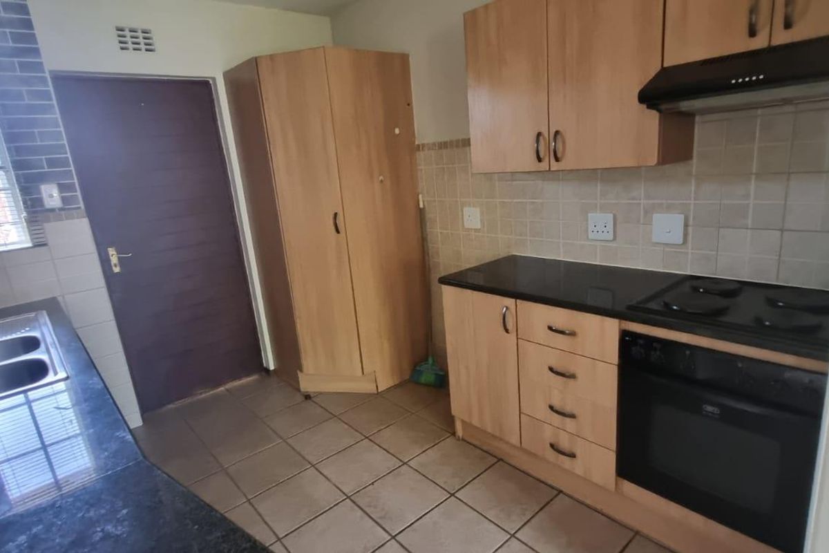 Pet-Friendly Ground Floor Unit with Private Garden in Secure Villa Victoria - Photo 3