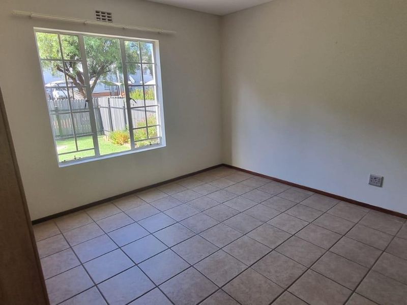 Pet-Friendly Ground Floor Unit with Private Garden in Secure Villa Victoria - Photo 5