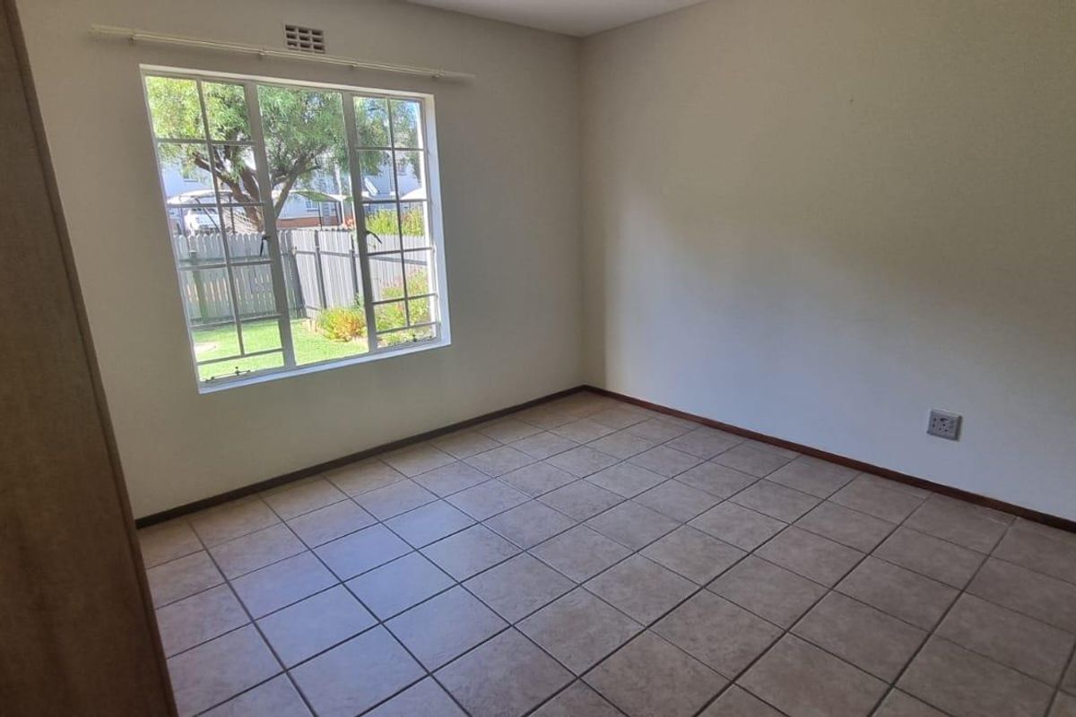 Pet-Friendly Ground Floor Unit with Private Garden in Secure Villa Victoria - Photo 5