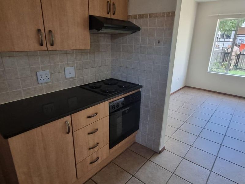 Pet-Friendly Ground Floor Unit with Private Garden in Secure Villa Victoria - Photo 4