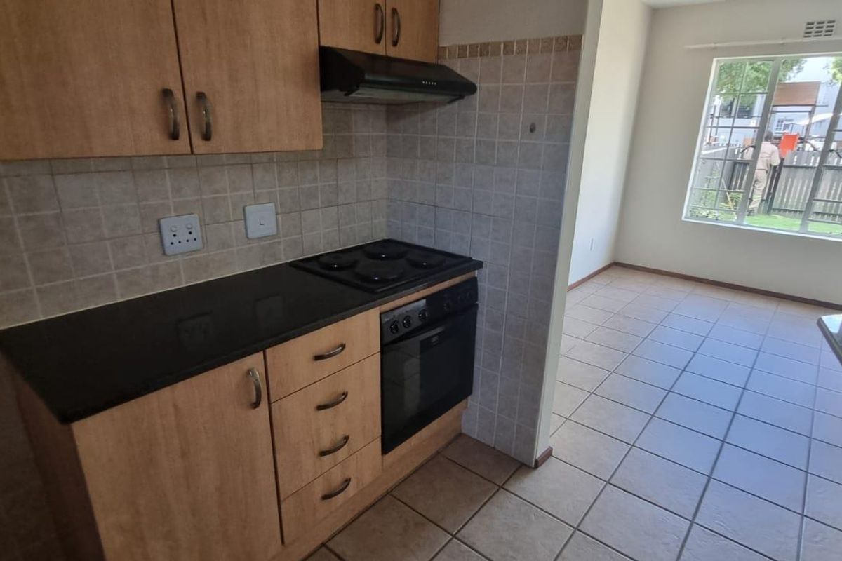 Pet-Friendly Ground Floor Unit with Private Garden in Secure Villa Victoria - Photo 4