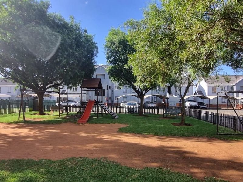 Pet-Friendly Ground Floor Unit with Private Garden in Secure Villa Victoria - Photo 10