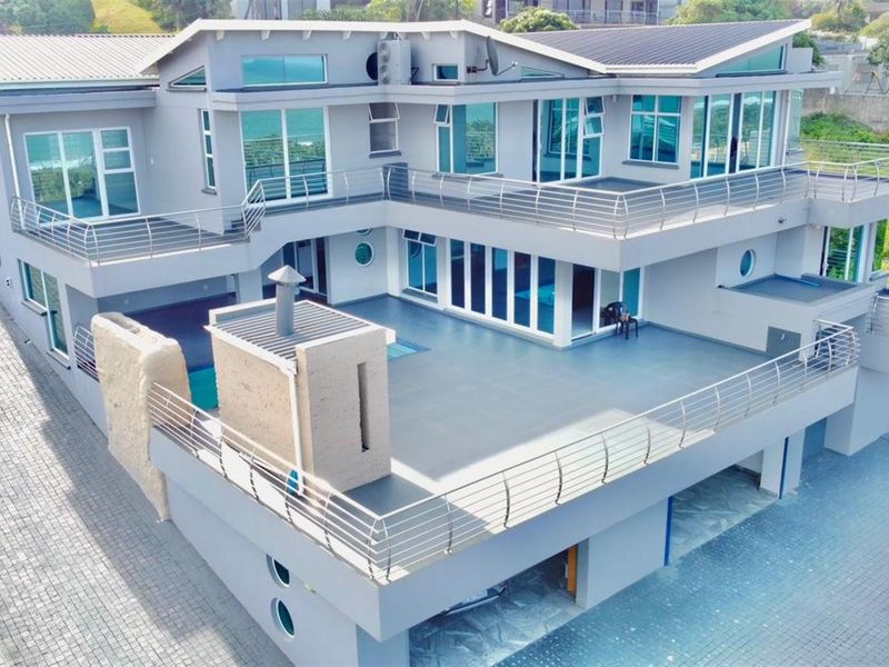 Luxury Coastal Living - Spectacular 5-Bedroom Designer Home - Photo 2