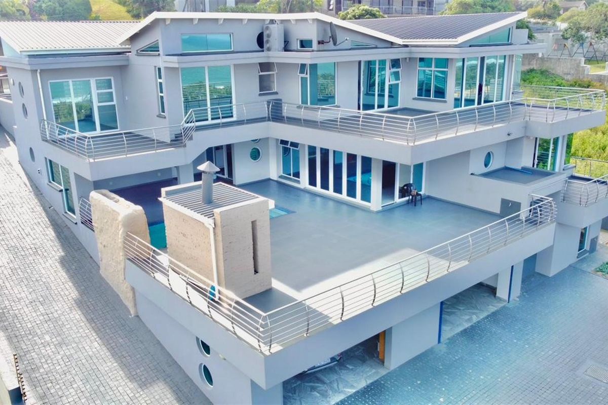 Luxury Coastal Living - Spectacular 5-Bedroom Designer Home - Photo 2