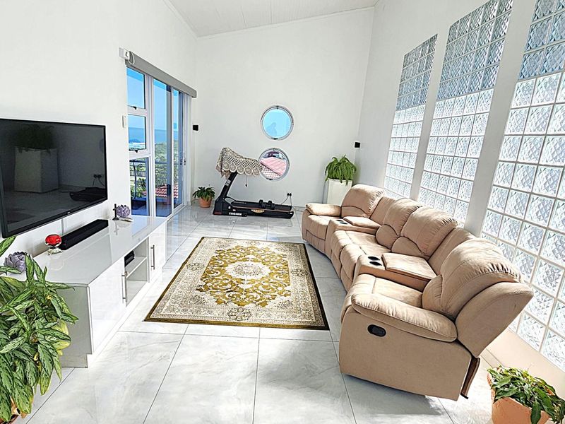 Luxury Coastal Living - Spectacular 5-Bedroom Designer Home - Photo 5