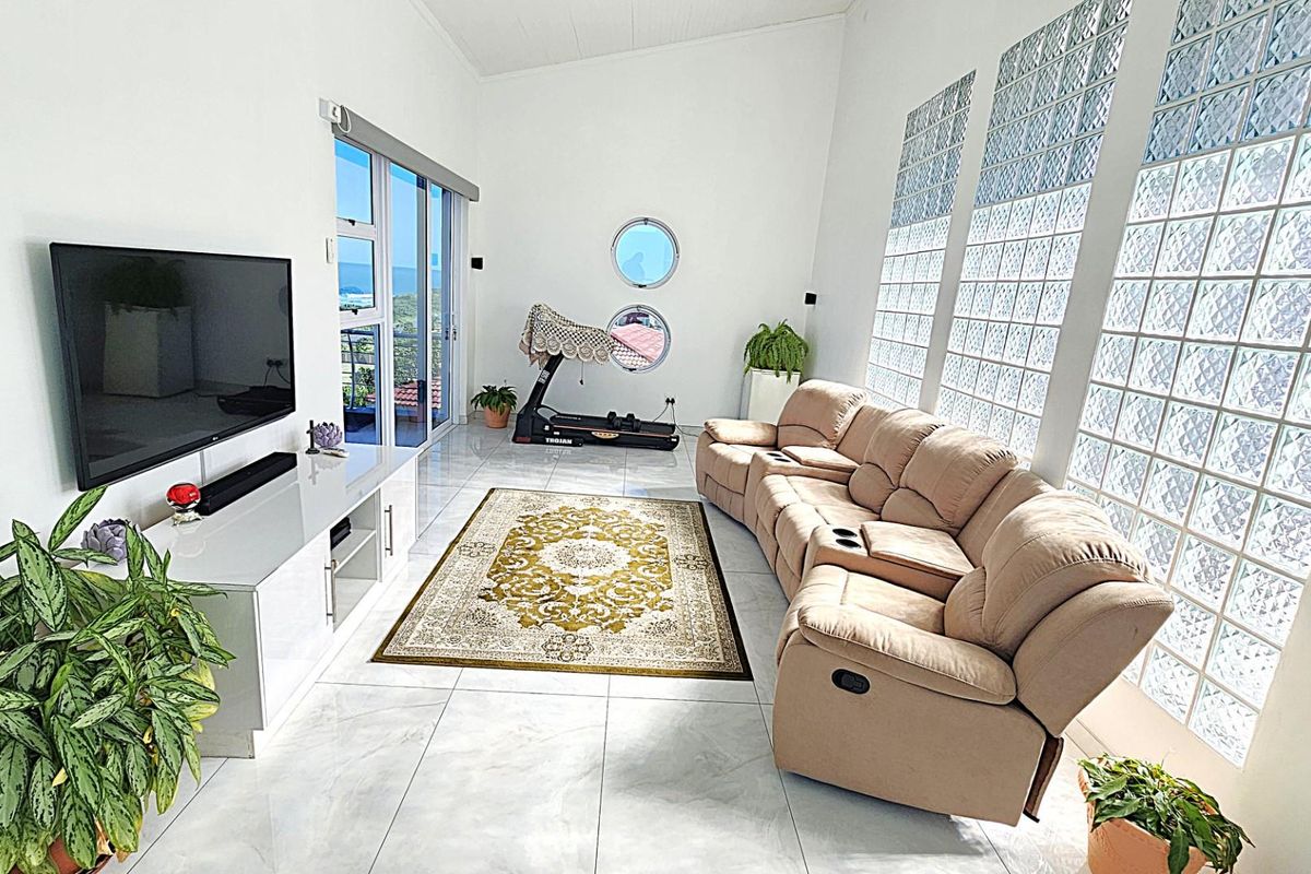 Luxury Coastal Living - Spectacular 5-Bedroom Designer Home - Photo 5