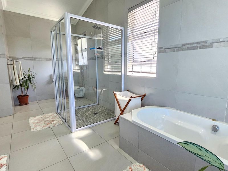 Luxury Coastal Living - Spectacular 5-Bedroom Designer Home - Photo 10