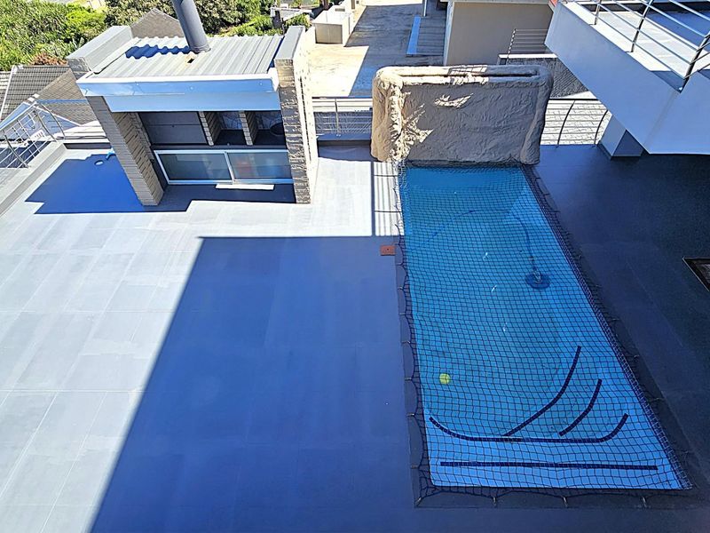 Luxury Coastal Living - Spectacular 5-Bedroom Designer Home - Photo 4