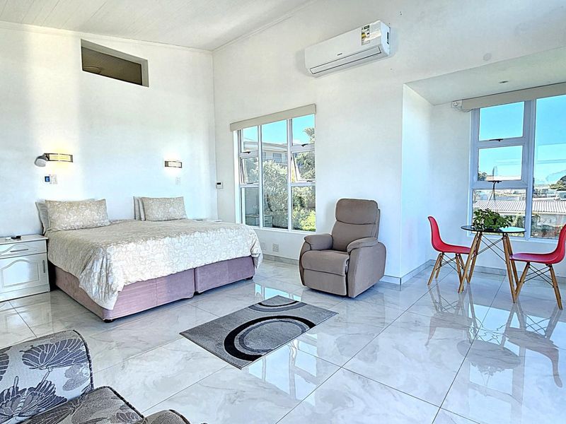 Luxury Coastal Living - Spectacular 5-Bedroom Designer Home - Photo 6