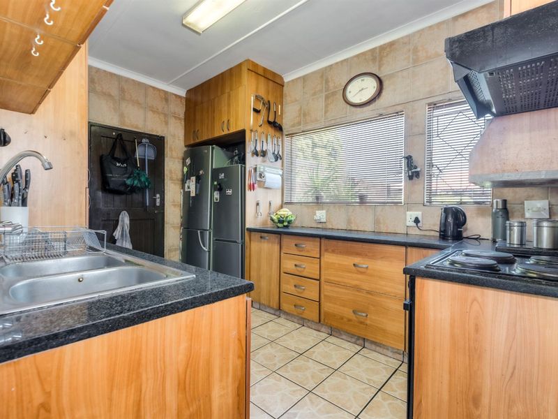 House For Sale in Edleen, Kempton Park - Photo 8
