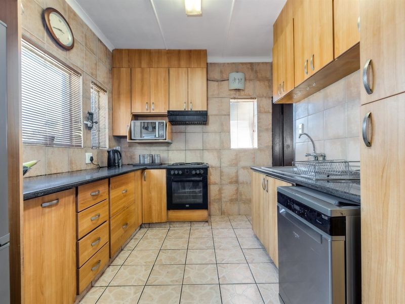 House For Sale in Edleen, Kempton Park - Photo 7