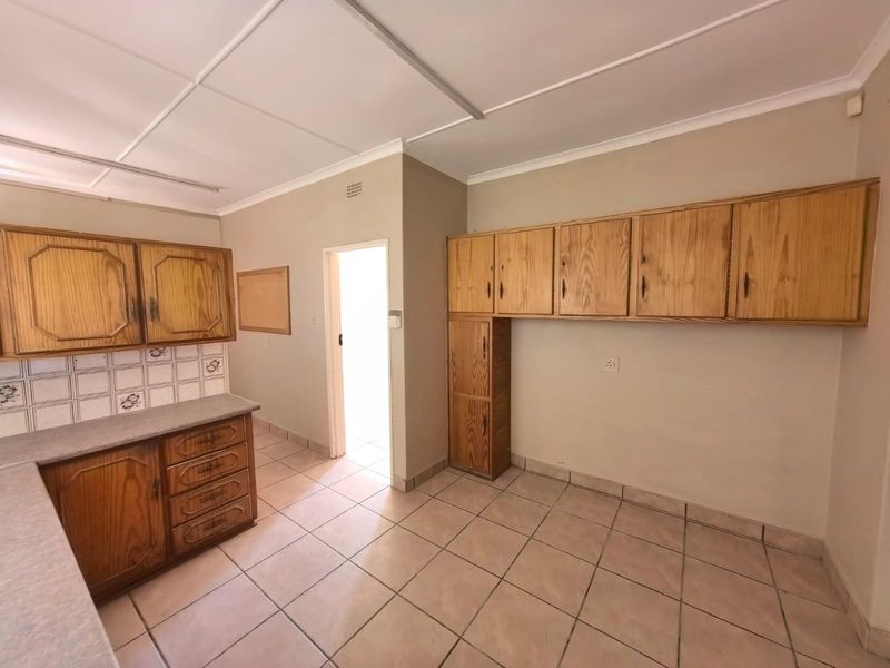 A Comfortable Family Haven Featuring a Private Home Office in South Ridge, Kimberley - Photo 10