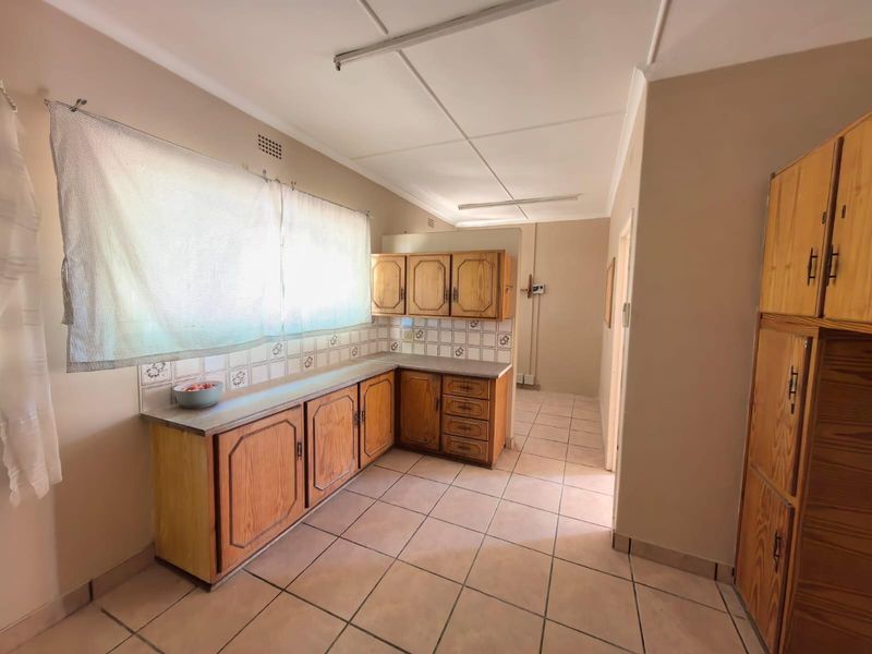 A Comfortable Family Haven Featuring a Private Home Office in South Ridge, Kimberley - Photo 9