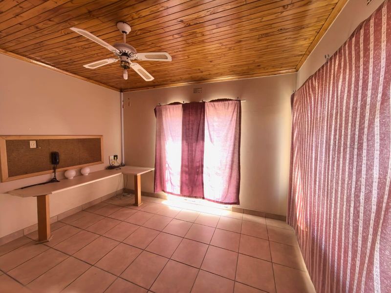 A Comfortable Family Haven Featuring a Private Home Office in South Ridge, Kimberley - Photo 7