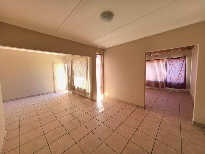 A Comfortable Family Haven Featuring a Private Home Office in South Ridge, Kimberley - Photo 4