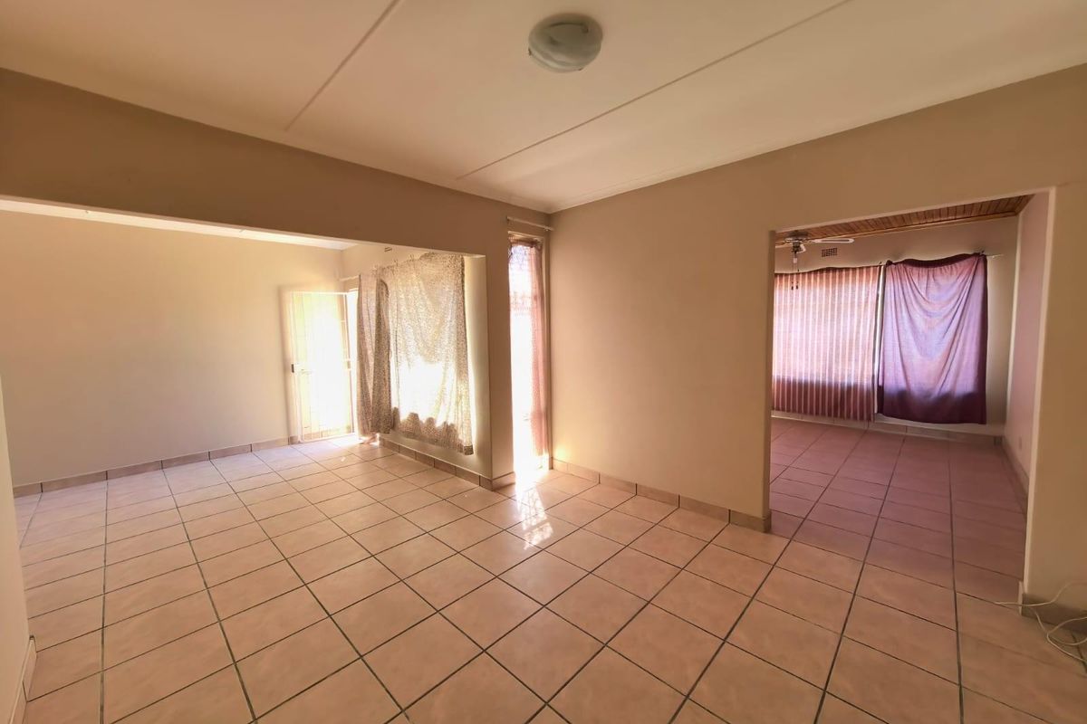 A Comfortable Family Haven Featuring a Private Home Office in South Ridge, Kimberley - Photo 4