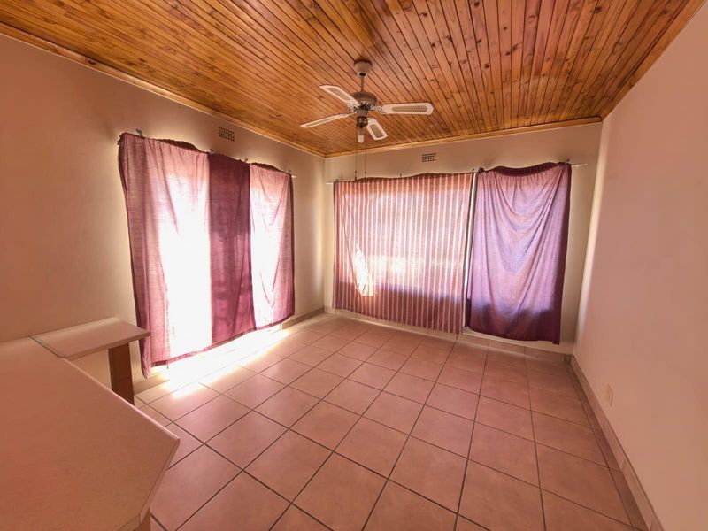 A Comfortable Family Haven Featuring a Private Home Office in South Ridge, Kimberley - Photo 8