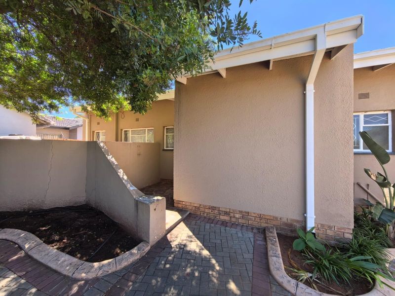 A Comfortable Family Haven Featuring a Private Home Office in South Ridge, Kimberley - Photo 3