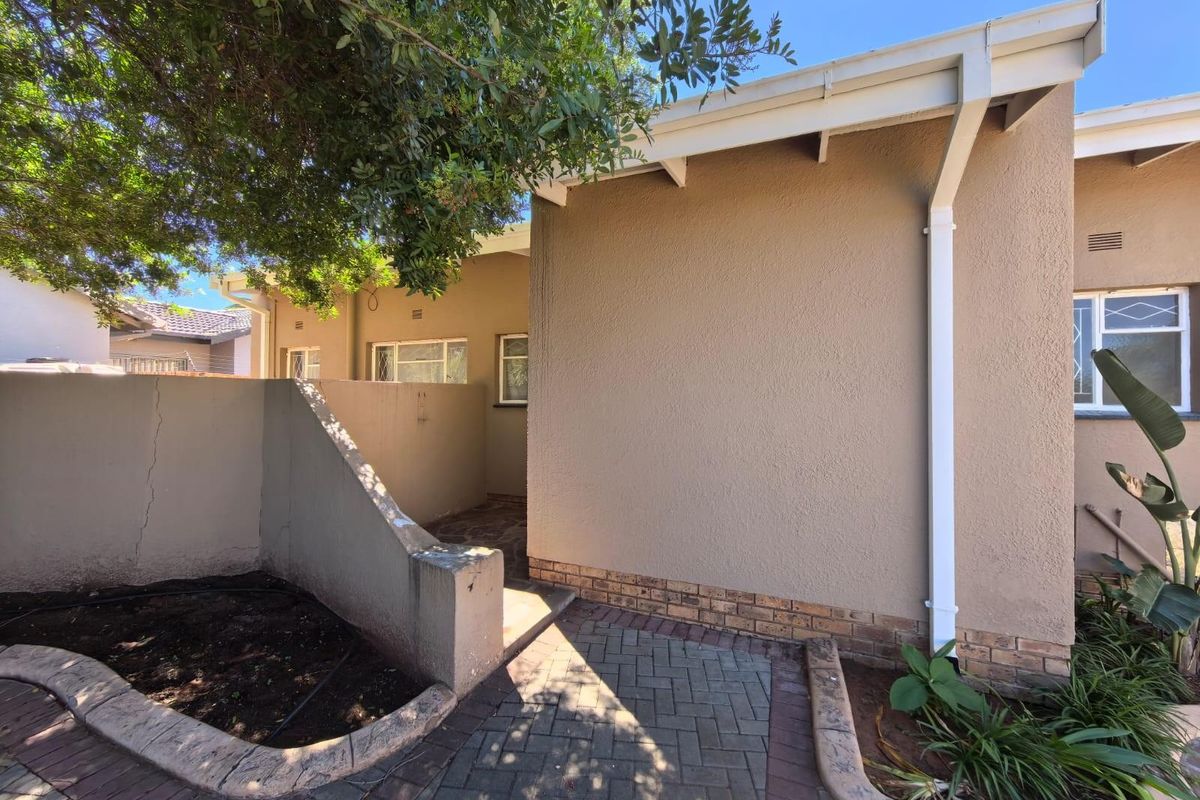 A Comfortable Family Haven Featuring a Private Home Office in South Ridge, Kimberley - Photo 3