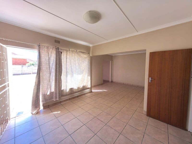 A Comfortable Family Haven Featuring a Private Home Office in South Ridge, Kimberley - Photo 5