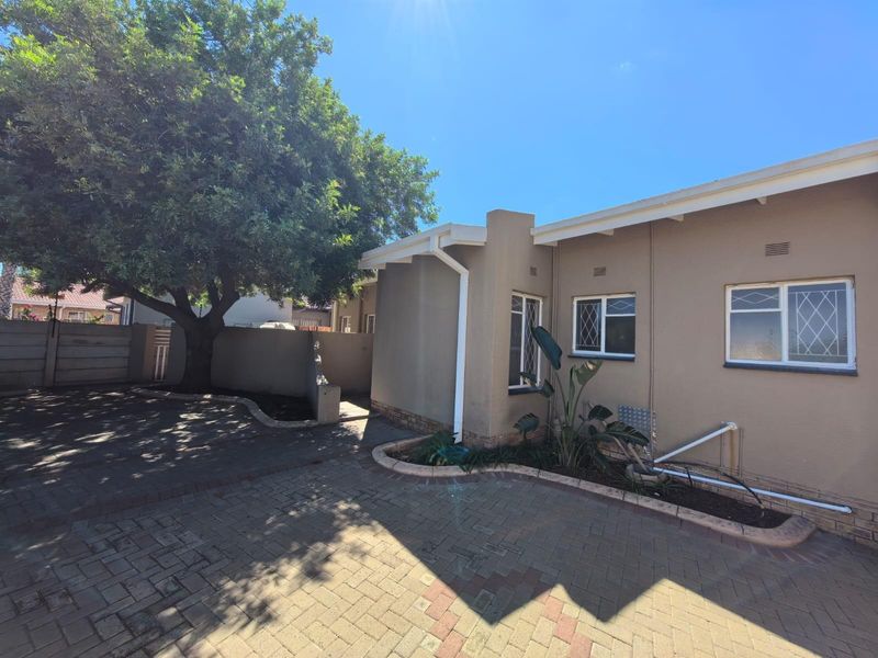 A Comfortable Family Haven Featuring a Private Home Office in South Ridge, Kimberley - Photo 2