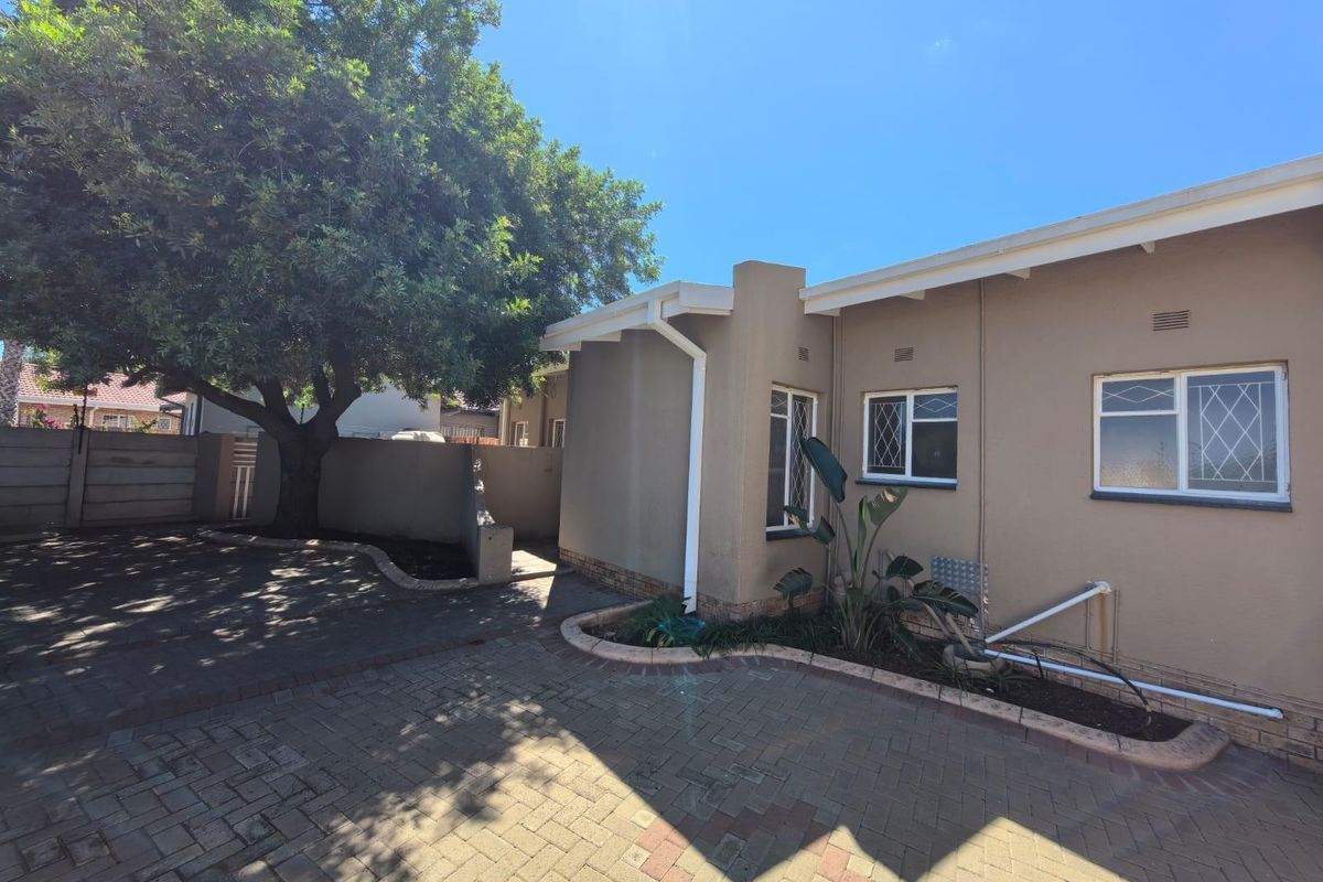 A Comfortable Family Haven Featuring a Private Home Office in South Ridge, Kimberley - Photo 2