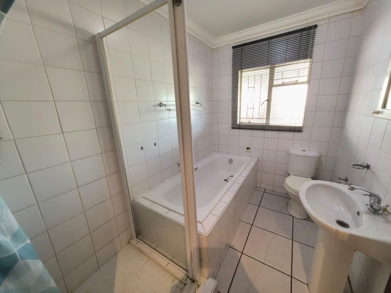 Easy Living, Big Comfort: Your Perfect Start or Serene Downscale in South Ridge, Kimberley - Photo 7