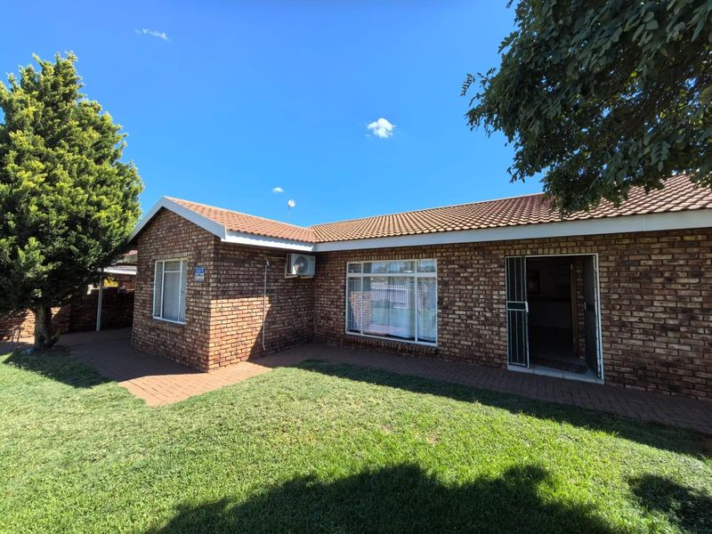 Easy Living, Big Comfort: Your Perfect Start or Serene Downscale in South Ridge, Kimberley - Photo 2