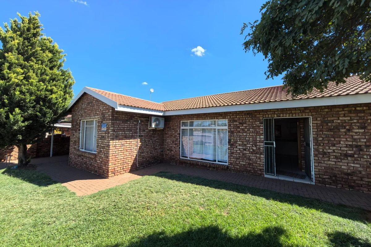 Easy Living, Big Comfort: Your Perfect Start or Serene Downscale in South Ridge, Kimberley - Photo 2