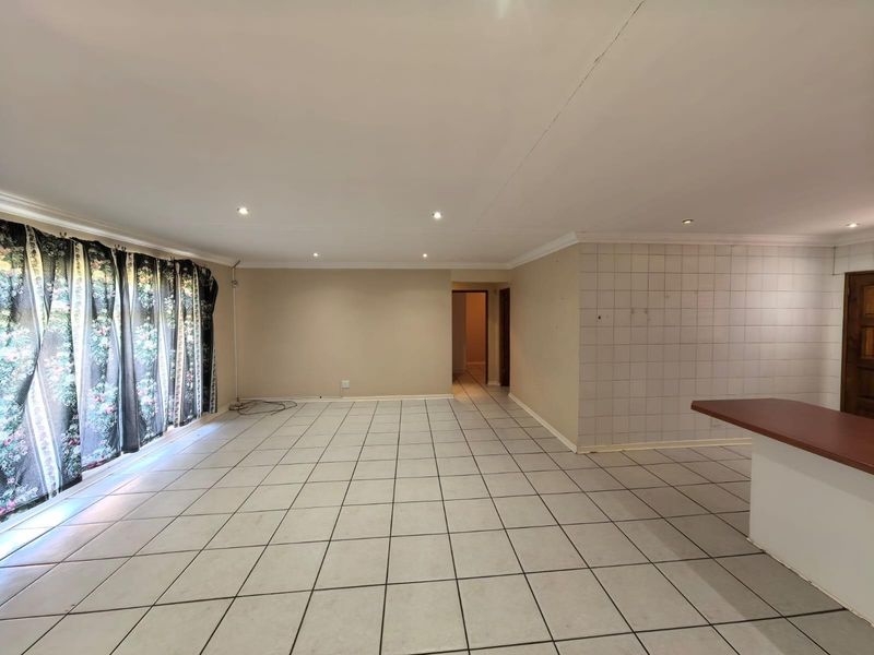 Easy Living, Big Comfort: Your Perfect Start or Serene Downscale in South Ridge, Kimberley - Photo 3