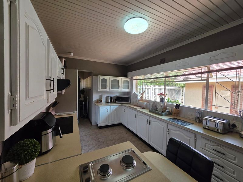 House For Sale in Vanderbijlpark SE 1, Vanderbijlpark SE, Vanderbijlpark - Photo 2