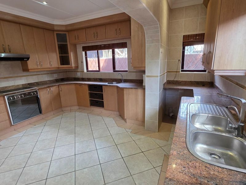 Beautiful 4 bedroom home with spectacular seaviews in Shelly Beach - Photo 5