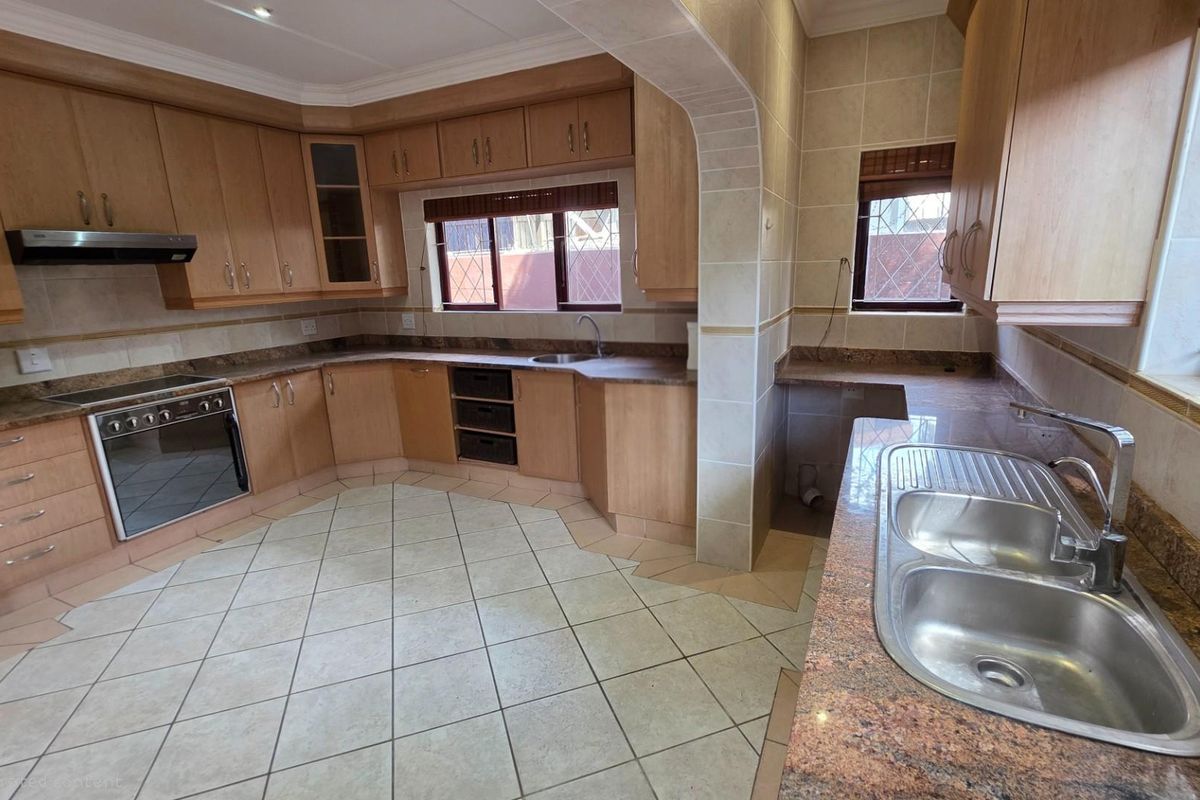 Beautiful 4 bedroom home with spectacular seaviews in Shelly Beach - Photo 5