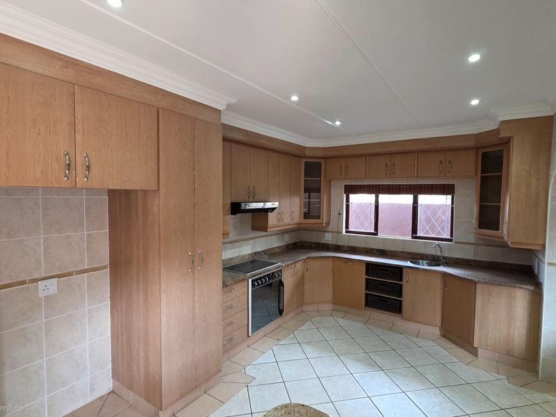 Beautiful 4 bedroom home with spectacular seaviews in Shelly Beach - Photo 6