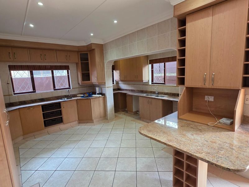 Beautiful 4 bedroom home with spectacular seaviews in Shelly Beach - Photo 10