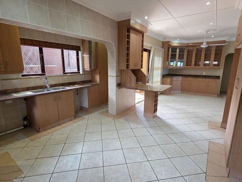 Beautiful 4 bedroom home with spectacular seaviews in Shelly Beach - Photo 7