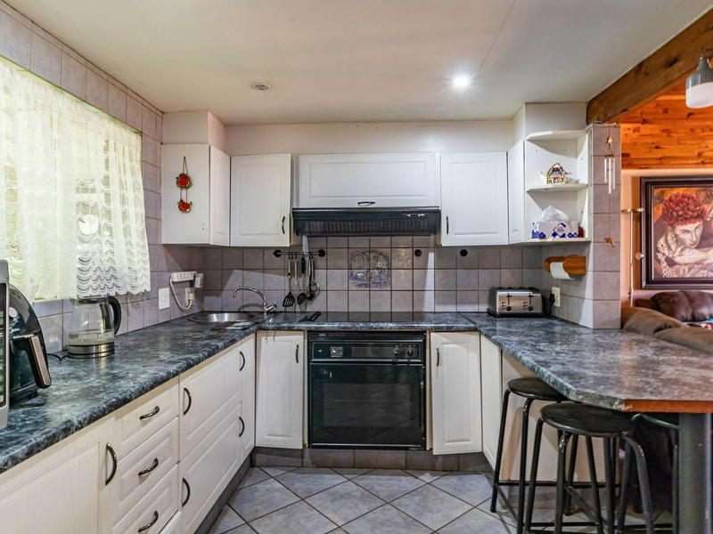 SPACIOUS HOME FOR SALE IN MURRAYFIELD, PRETORIA, GAUTENG - Photo 6